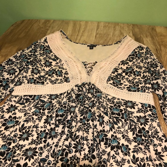 Torrid Cream Blue Floral Embroidered Flare Sleeve Dress 37” Long Womens Size 00 - Picture 3 of 10